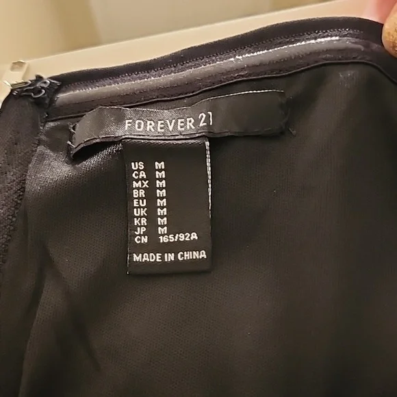 Forever 21 off-shoulder sequin crop-top, size  medium, zip closure on back - Picture 4 of 4